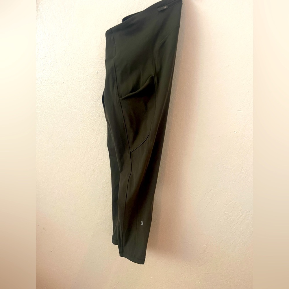 NWOT LULULEMON OLIVE CAPRI LEGGINGS SIZE 6